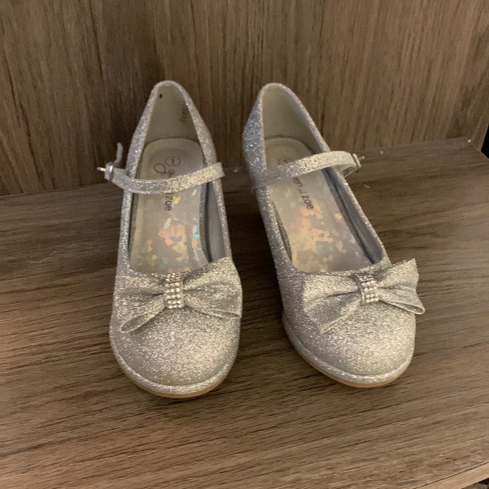 Gwen and Zoe glitter dress shoe. Worn once, great condition.